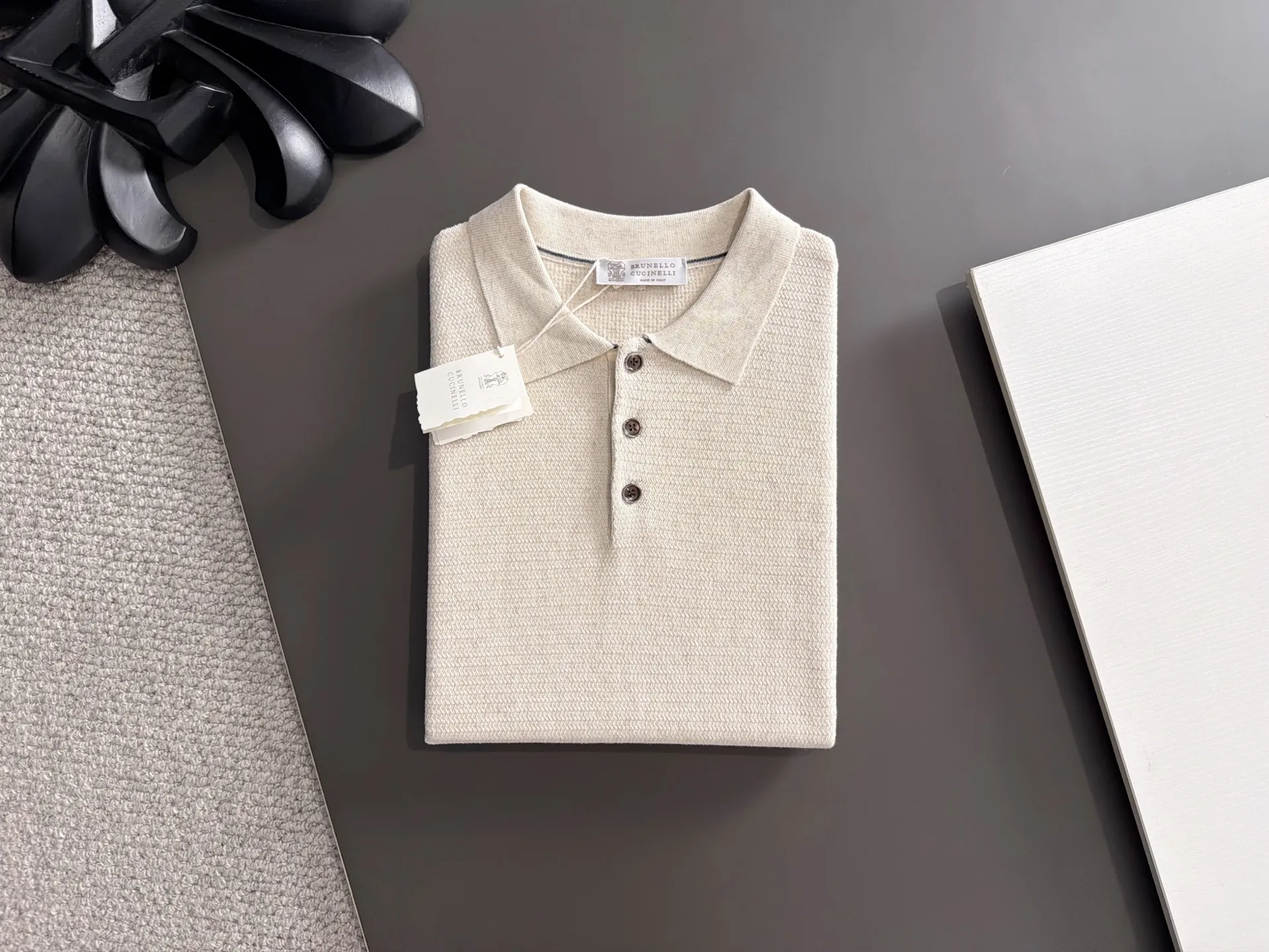 Next day shipment BC high quality-Brunello Cucineli 26ss New Arrival men's short-sleeved T-shirt. Like LP, it belongs to the same old-money style top brand. New Arrival is a top-notch brand. New Arrival Original men's casual short-sleeved. Made of combed cotton yarn knitted cotton-like fabric. Exclusive Premium custom-controlled raw materials. It feels substantial when weighed. The upper body is also more textured than ordinary T-shirts. Fashionable Versatile Hot Sale, skin-friendly and comfortable to wear, premium boutique, exquisite workmanship from Factory, great upper body, essential item for men, complete with three standards Sizes M-3XL